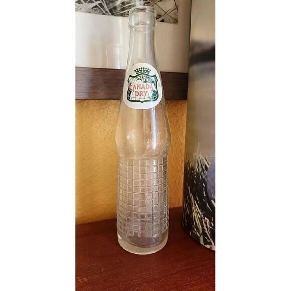 Vintage Canada Dry Beverages 10 oz Soda‎ Bottle 62